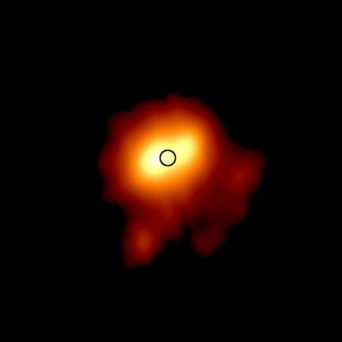 Der Rote Überriese Beteigeuze, basierend auf Daten des e-MERLIN Radioteleskops. Der Kreis markiert die sichtbare Oberfläche (Photosphäre) des Sterns. (e-MERLIN / Jodrell Bank Observatory / Univ. of Manchester)