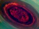 Eine Falschfarbenaufnahme des riesigen Sturmsystems am Nordpol des Saturn. Das Auge hat einen Durchmesser von circa 2.000 Kilometern. Cassini machte die verwendeten Bilder am 27. November 2012. (NASA / JPL-Caltech / SSI)