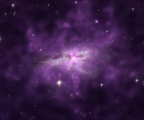 Das verschmelzende Galaxienpaar NGC 6240, basierend auf Daten der Weltraumteleskope Chandra und Hubble. Der Halo (violette Struktur) hat einen Durchmesser von über 300.000 Lichtjahren. (X-ray (NASA / CXC / SAO / E.Nardini et al); Optical (NASA / STScI))