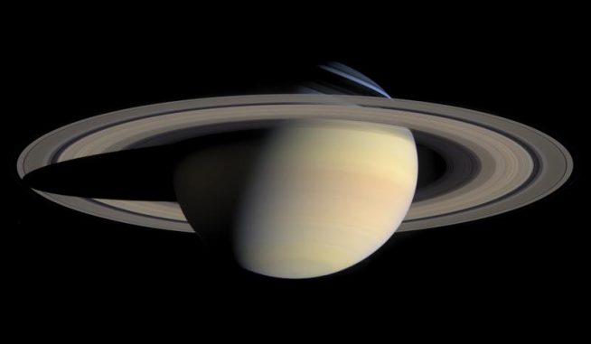 Der Gasriese Saturn mit seinem majestätischen Ringsystem, aufgenommen von der NASA-Raumsonde Cassini im Oktober 2004. (NASA / JPL / Space Science Institute) Der Gasriese Saturn mit seinem majestätischen Ringsystem, aufgenommen von der NASA-Raumsonde Cassini im Oktober 2004. (NASA / JPL / Space Science Institute)