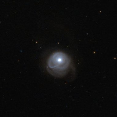 Die ultrahelle Infrarotgalaxie 2MASX J05210136-2521450, aufgenommen vom Weltraumteleskop Hubble. (ESA / Hubble & NASA Acknowledgement: Luca Limatola) Die ultrahelle Infrarotgalaxie 2MASX J05210136-2521450, aufgenommen vom Weltraumteleskop Hubble. (ESA / Hubble & NASA Acknowledgement: Luca Limatola)