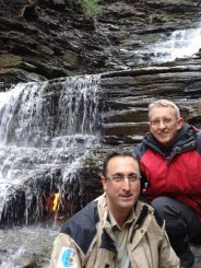 Giuseppe Etiope (links) vom National Institute of Geophysics and Volcanology in Italien und Arndt Schimmelmann von der IU Bloomington vor der ewigen Flamme im Chestnut Ridge Park im Westen des US-Bundesstaates New York. (Courtesy of Indiana University)