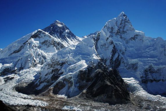 Eine neue Studie findet einen Rückgang von Schnee und Eis im Gebiet um den Mount Everest (zweiter Gipfel von links) und den umgebenden Nationalpark. (Pavel Novak) Eine neue Studie findet einen Rückgang von Schnee und Eis im Gebiet um den Mount Everest (zweiter Gipfel von links) und den umgebenden Nationalpark. (Pavel Novak)
