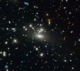 Der Galaxienhaufen Abell S1077, aufgenommen vom Weltraumteleskop Hubble. (ESA / Hubble & NASA. Acknowledgement: N. Rose)