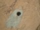 Das von Curiosity gebohrte Loch im Felsen Cumberland auf dem Mars. (NASA / JPL-Caltech / MSSS)