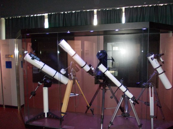Neben historischen Teleskopen und Fernrohren werden im Deutschen Museum auch moderne Instrumente gezeigt. (astropage.eu)