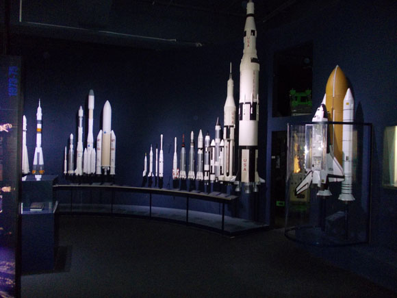 Modelle berühmter Raketen (rechts die Saturn V) und ganz rechts der Space Shuttle mit Außentank und Feststoffboostern. (astropage.eu)