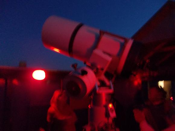 Beobachtungen mit einem der Teleskope. (astropage.eu - aus Rücksicht auf die Augen der Beobachter ohne Blitz fotografiert)