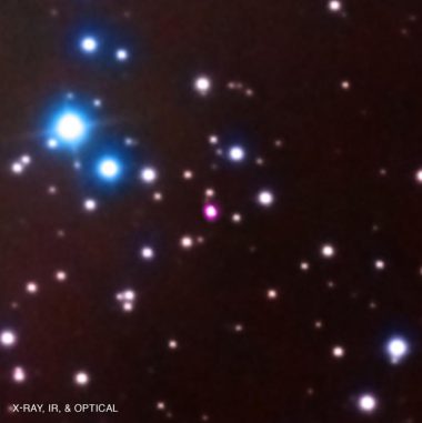 Der Magnetar SGR 0418 (der pinkfarbene Punkt in der Bildmitte) besitzt ein für diese Objekte ungewöhnlich schwaches Magnetfeld an der Oberfläche. (X-ray: NASA / CXC / CSIC-IEEC / N.Rea et al; Optical: Isaac Newton Group of Telescopes, La Palma / WHT; Infrared: NASA / JPL-Caltech) Der Magnetar SGR 0418 (der pinkfarbene Punkt in der Bildmitte) besitzt ein für diese Objekte ungewöhnlich schwaches Magnetfeld an der Oberfläche. (X-ray: NASA / CXC / CSIC-IEEC / N.Rea et al; Optical: Isaac Newton Group of Telescopes, La Palma / WHT; Infrared: NASA / JPL-Caltech)