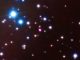 Der Magnetar SGR 0418 (der pinkfarbene Punkt in der Bildmitte) besitzt ein für diese Objekte ungewöhnlich schwaches Magnetfeld an der Oberfläche. (X-ray: NASA / CXC / CSIC-IEEC / N.Rea et al; Optical: Isaac Newton Group of Telescopes, La Palma / WHT; Infrared: NASA / JPL-Caltech)