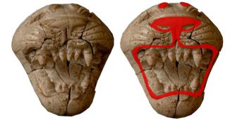 Antike phönizische Elfenbein-Schnitzereien wie dieser Löwenkopf sehen heute farblos aus (links), aber vor 2.800 Jahren waren sie mit leuchtenden Farben verziert (rechts). (American Chemical Society)