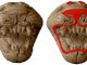 Antike phönizische Elfenbein-Schnitzereien wie dieser Löwenkopf sehen heute farblos aus (links), aber vor 2.800 Jahren waren sie mit leuchtenden Farben verziert (rechts). (American Chemical Society)