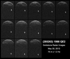 Erste Radaraufnahmen des Asteroiden 1998 QE2, aufgenommen aus sechs Millionen Kilometern Entfernung. Der kleine weiße Fleck unten rechts ist der Mond, der den Asteroiden umkreist. (NASA / JPL-Caltech / GSSR)