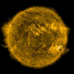 Diese Aufnahme des Solar Dynamics Observatory (SDO) zeigt den Beginn der Eruption vom 7. Juni 2011. Unten rechts sind dunkle Plasmafilamente zu sehen, die von der Sonne fortgeschleudert werden. (NASA / SDO / P. Testa (CfA))
