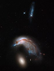 Das interagierende Galaxienpaar Arp 142, aufgenommen vom Weltraumteleskop Hubble. (NASA, ESA and the Hubble Heritage Team (STScI / AURA))