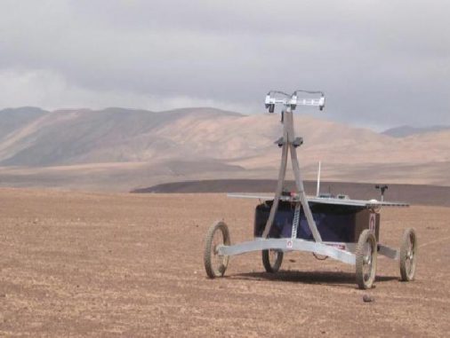 Der Rover Zoe in der Atacama-Wüste. Vier Wochen lang sollen seine Instrumente, darunter das Mars Microbeam Raman Spectrometer (MMRS), einem Intensivtest unterzogen werden. (Washington University St. Louis)