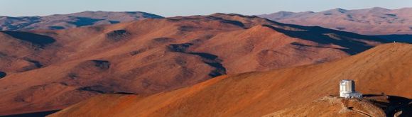 Ein Teil der Atacama-Wüste. Rechts im Vordergrund ist das VISTA-Teleskop der ESO zu sehen. (ESO / B. Tafreshi (twanight.org))