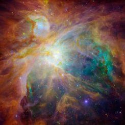 Falschfarbenaufnahme des Orionnebels. Die Aufnahme basiert auf optischen Daten des Hubble-Teleskops und Infrarotdaten des Spitzer Space Telescope. (NASA; Hubble and Spitzer)