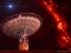 Diese künstlerische Darstellung zeigt das Parkes-Radioteleskop vor dem Radiowellen-Hintergrund. Rechts ist die Strahlung der galaktischen Ebene zu sehen, der helle Punkt links über dem Teleskop markiert einen Radioausbruch. (Swinburne Astronomy Productions / Hintergrundbild: CfA / Harvard University)