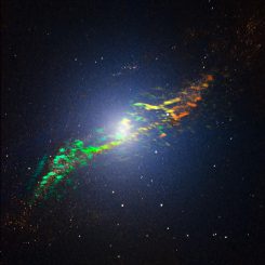 Die Radiogalaxie Centaurus A, basierend auf Nahinfrarot- und Radiobeobachtungen. Die Farbcodierung zeigt die Rotation des Gases um das Zentrum der Galaxie. (ALMA (ESO / NAOJ / NRAO); ESO / Y. Beletsky)