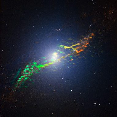 Die Radiogalaxie Centaurus A, basierend auf Nahinfrarot- und Radiobeobachtungen. Die Farbcodierung zeigt die Rotation des Gases um das Zentrum der Galaxie. (ALMA (ESO / NAOJ / NRAO); ESO / Y. Beletsky) Die Radiogalaxie Centaurus A, basierend auf Nahinfrarot- und Radiobeobachtungen. Die Farbcodierung zeigt die Rotation des Gases um das Zentrum der Galaxie. (ALMA (ESO / NAOJ / NRAO); ESO / Y. Beletsky)