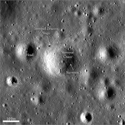 Der Lunar Reconnaissance Orbiter (LRO) hat diese Aufnahme eines Gebiets im Oceanus Procellarum gemacht. Die Landestellen von Surveyor 3 und das Landemodul Intrepid der Apollo-12-Mission sind markiert. (NASA / Goddard / Arizona State University)