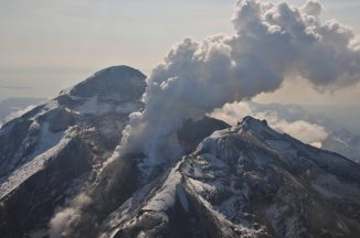 Der Vulkan Redoubt in Alaska und sein aktiver Lavadom am 8. Mai 2009. Der Vulkan liegt in der Aleutenkette, etwa 180 Kilometer südsüdwestlich von Anchorage. (Chris Waythomas, Alaska Volcano Observatory)