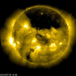 SOHO-Aufnahme eines riesigen koronalen Lochs über dem Nordpol der Sonne. (ESA & NASA / SOHO)