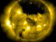 SOHO-Aufnahme eines riesigen koronalen Lochs über dem Nordpol der Sonne. (ESA & NASA / SOHO)