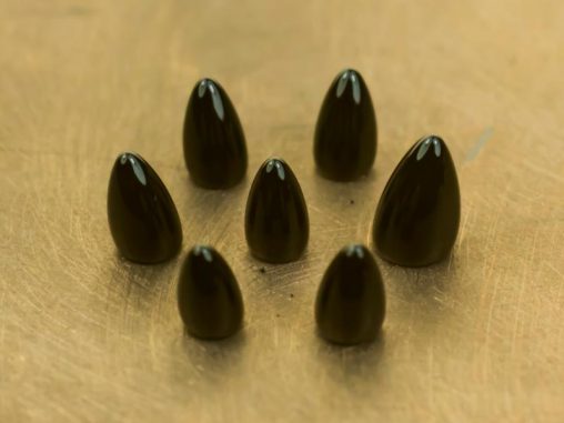 Statische Selbstassemblierung von sieben magnetischen Tröpfchen auf einem Kupfersubstrat mit superhydrophober Beschichtung. (Courtesy of Mika Latikka and Jaakko Timonen / Aalto University) Statische Selbstassemblierung von sieben magnetischen Tröpfchen auf einem Kupfersubstrat mit superhydrophober Beschichtung. (Courtesy of Mika Latikka and Jaakko Timonen / Aalto University)