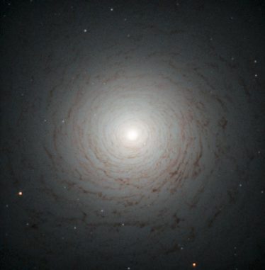 Die linsenförmige Galaxie NGC 524, aufgenommen vom Weltraumteleskop Hubble. (ESA / Hubble & NASA, Acknowledgement: Judy Schmidt)