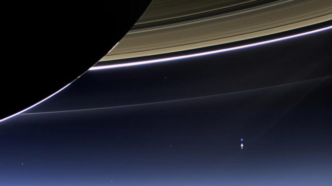 Am 19. Juli 2013 hat die Weitwinkelkamera der NASA-Raumsonde Cassini dieses Bild von den Saturnringen und der Erde gemacht. (NASA / JPL-Caltech / Space Science Institute)