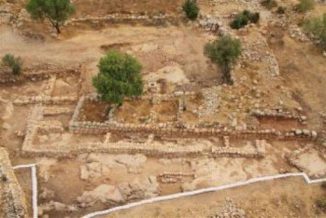 Luftbild von König Davids Palast und dem Lagerhaus. (Courtesy of the Hebrew University and the Israel Antiquities Authority)