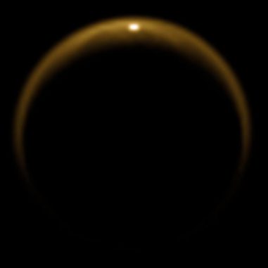 Diese Cassini-Aufnahme aus dem Jahr 2009 zeigt eine Reflexion von Sonnenlicht, die höchstwahrscheinlich von einem See auf der Oberfläche Titans stammt. (NASA / JPL / University of Arizona / DLR)