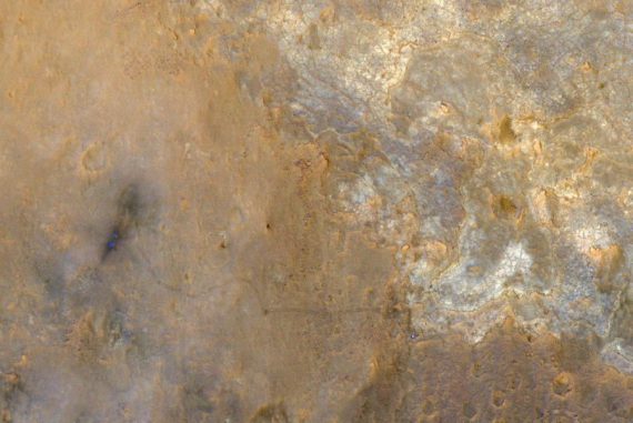 Diese Aufnahme zeigt die Landestelle des Marsrovers Curiosity (links) und seine Fahrspuren zum Glenelg-Gebiet. Der Rover selbst ist rechts unterhalb der Bildmitte als heller, bläulicher Punkt zu erkennen. (NASA / JPL-Caltech / Univ. of Arizona)