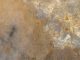 Diese Aufnahme zeigt die Landestelle des Marsrovers Curiosity (links) und seine Fahrspuren zum Glenelg-Gebiet. Der Rover selbst ist rechts unterhalb der Bildmitte als heller, bläulicher Punkt zu erkennen. (NASA / JPL-Caltech / Univ. of Arizona)