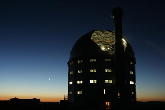 Das Southern African Large Telescope (SALT) ist das größte optische Einzelteleskop auf der Südhalbkugel und zählt zu den größten Teleskopen weltweit. (Photo by Janus Brink, Southern African Large Telescope)