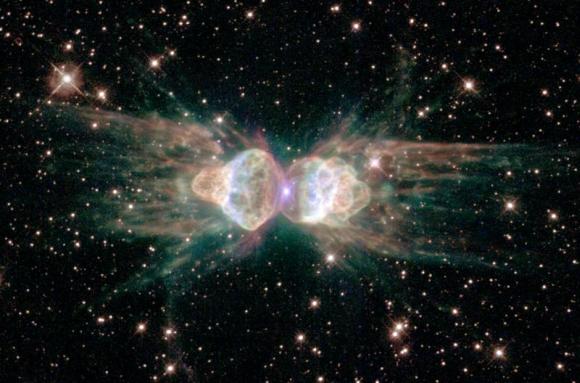 Das tatsächliche Erscheinungsbild des Ameisennebels erinnert an den Körper einer Ameise. (NASA, ESA and The Hubble Heritage Team (STScI/AURA), Acknowledgment: R. Sahai (Jet Propulsion Lab) and B. Balick (University of Washington))