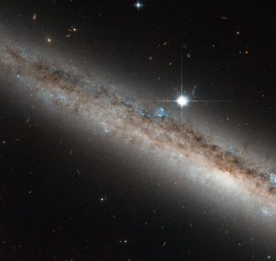 Die Spiralgalaxie NGC 4517, aufgenommen vom Weltraumteleskop Hubble. (ESA / Hubble & NASA, Acknowledgement: Gilles Chapdelaine)