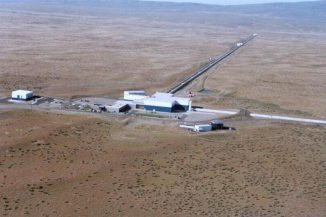 Luftbild des Laser Interferometer Gravitational-wave Observatory (LIGO) in Hanford, WA, USA. (Credit: LIGO Laboratory)