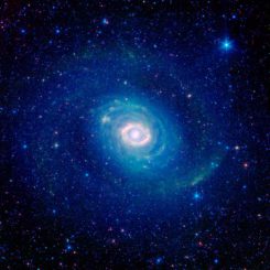 Infrarotansicht der Spiralgalaxie Messier 94, aufgenommen vom Weltraumteleskop Spitzer. (NASA / JPL-Caltech / SINGS Team)