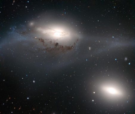 Das als "Die Augen" bezeichnete Galaxienpaar NGC 4438 (oben links) und NGC 4435 (unten rechts) im Sternbild Jungfrau, aufgenommen vom Very Large Telescope der Europäischen Südsternwarte in Chile. (ESO) Das als "Die Augen" bezeichnete Galaxienpaar NGC 4438 (oben links) und NGC 4435 (unten rechts) im Sternbild Jungfrau, aufgenommen vom Very Large Telescope der Europäischen Südsternwarte in Chile. (ESO)