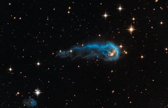 Der Protostern IRAS 20324+4057, basierend auf Daten des Hubble-Teleskops und Daten des IPHAS H-alpha Surveys. (NASA, ESA, the Hubble Heritage Team (STScI / AURA), and IPHAS)