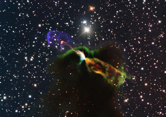 Das Herbig-Haro-Objekt HH 46/47, basierend auf Beobachtungen mit dem Atacama Large Millimeter/ submillimeter Array (ALMA) und optischen Daten des New Technology Telescope (NTT). (ESO / ALMA (ESO / NAOJ / NRAO) / H. Arce. Acknowledgements: Bo Reipurth)