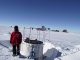 Der Physiker Bakhtiyar Ruzybayev von der University of Delaware neben einem IceTop-Detektor für kosmische Strahlen am Südpol. (University of Delaware)