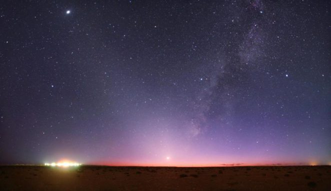 Das Zodiakallicht entsteht durch Sonnenlicht, das an interplanetaren Staubteilchen im Sonnensystem gestreut wird. Auf diesem Bild erstreckt es sich diagonal nach links oben. (Tunc Tezel, TWAN; APOD) Das Zodiakallicht entsteht durch Sonnenlicht, das an interplanetaren Staubteilchen im Sonnensystem gestreut wird. Auf diesem Bild erstreckt es sich diagonal nach links oben. (Tunc Tezel, TWAN; APOD)