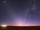 Das Zodiakallicht entsteht durch Sonnenlicht, das an interplanetaren Staubteilchen im Sonnensystem gestreut wird. Auf diesem Bild erstreckt es sich diagonal nach links oben. (Tunc Tezel, TWAN; APOD)