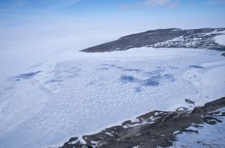 Luftaufnahme des subglazialen Sees Lake Hodgson auf der Antarktischen Halbinsel. (Image courtesy of British Antarctic Survey)