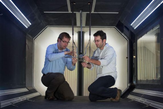 Dr. Roeland de Kat (links) und Dr. Gareth Dyke mit dem Modell des Microraptors im Windkanal. (University of Southampton)