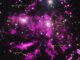 Kompositbild des Coma-Clusters. Chandra-Daten sind pink dargestellt und optische Daten des Sloan Digital Sky Survey erscheinen in weißen und bläulichen Farbtönen. Die beiden elliptischen Riesengalaxien und die neu entdeckten Röntgenarme sind gekennzeichnet. (X-ray: NASA / CXC / MPE / J.Sanders et al, Optical: SDSS)